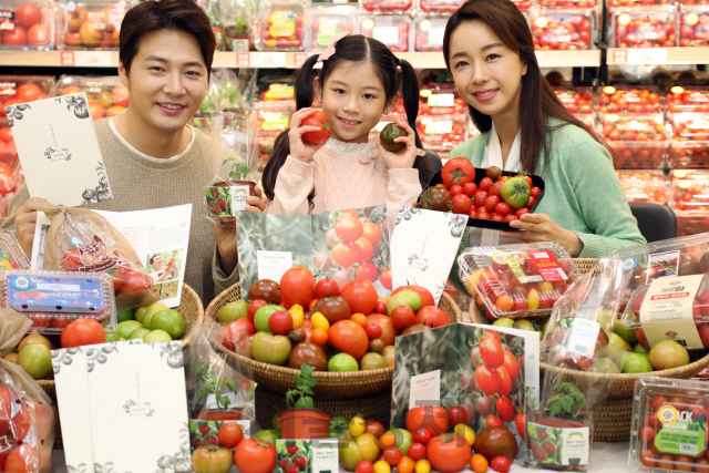 이마트 측이 29일 서울 성수점에서 다양한 종류의 토마토를 소개하고 있다. 이마트는 4월23일까지 ‘토마토 뮤지엄’을 콘셉트로 한 토마토 판매 행사를 연다. 박물관처럼 미니북을 비치하고 앱을 통해 오디오 가이드를 제공하는 등 새로운 쇼핑 경험을 선사한다는 방침이다. /사진제공=이마트