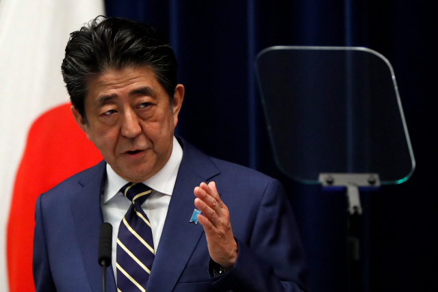 아베 신조 일본 총리가 28일 도쿄 총리관저에서 열린 기자회견에서 발언하고 있다./도쿄=로이터연합뉴스