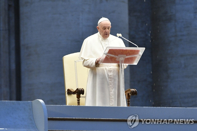 프란치스코 교황이 27일(현지시간) 코로나19 종식을 위한 특별기도를 주례하고 있다. /EPA=연합뉴스