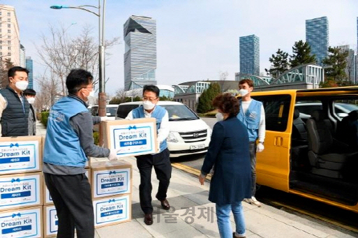 포스코건설 관계자들이 27일 인천 지역 공동생활가정 청소년들을 위해 제작한 코로나 예방 키트를 전달하고 있다. /사진제공=포스코건설