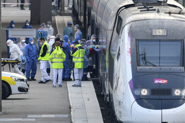 [사진] 佛, 코로나 환자 이송에 TGV 투입