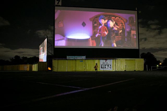 지난 28일 플로리다 포트 로더데일의 자동차 영화관에서 애니메이션이 상영되고 있다./로이터연합뉴스