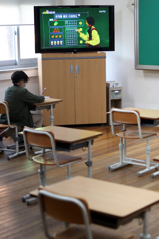 30일 광주 서구 광천초등학교에서 학생이 긴급돌봄교실에 참가하고 있다. /연합뉴스