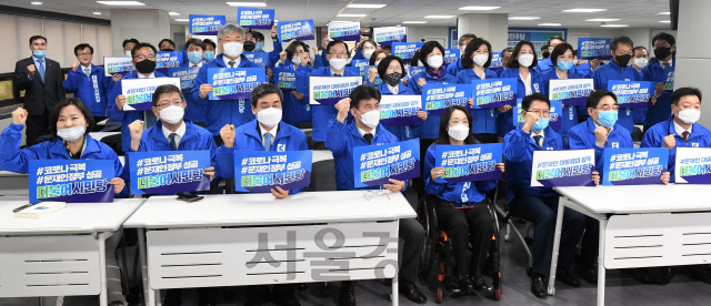 30일 오후 서울 영등포구 여의도 더불어민주당 당사에서 열린 더불어시민당 선거대책위원회 출범식에서 선대위원 및 후보자들이 기념촬영을 하고 있다./권욱기자 2020.3.30