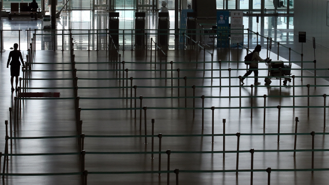 지난 24일 인천국제공항 1터미널 출국장 체크인 카운터가 한산한 모습을 보이고 있다./영종도=연합뉴스