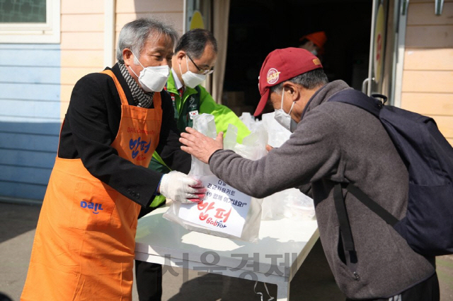 최일도(왼쪽) 다일공동체 대표가 지난 23일 서울 동대문구 청량리역 인근에서 취약계층 노인들에게 도시락을 나눠주고 있다. /사진제공=밥퍼나눔운동본부
