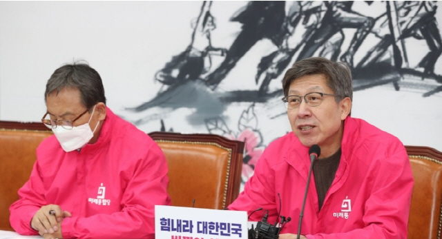 박형준(오른쪽) 미래통합당 공동선거대책위원장이 31일 국회에서 열린 선거전략대책회의에서 발언하고 있다. /연합뉴스