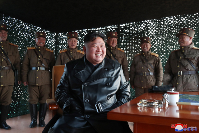 지난 21일 전술유도무기 시범사격훈련을 참관한 김정은 북한 국무위원장. /연합뉴스