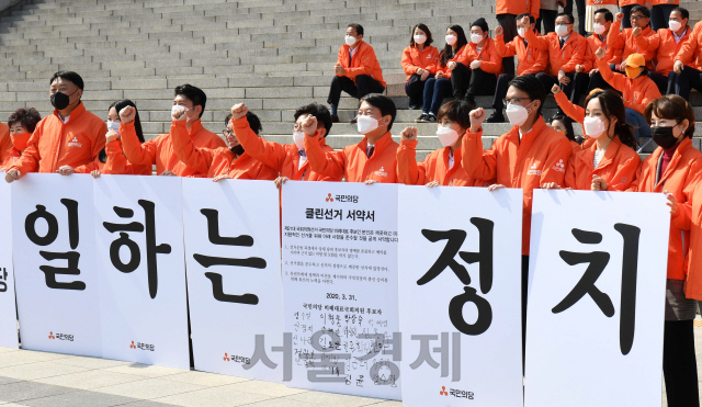 안철수 국민의당 대표가 31일 서울 여의도 국회 본청 계단 앞에서 열린 선거대책위원회 출범식에서 마스크를 벗고 있다./권욱기자 2020.3.31