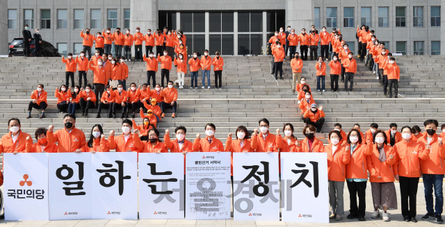 안철수 국민의당 대표가 31일 서울 여의도 국회 본청 계단 앞에서 열린 선거대책위원회 출범식에서 마스크를 벗고 있다./권욱기자 2020.3.31