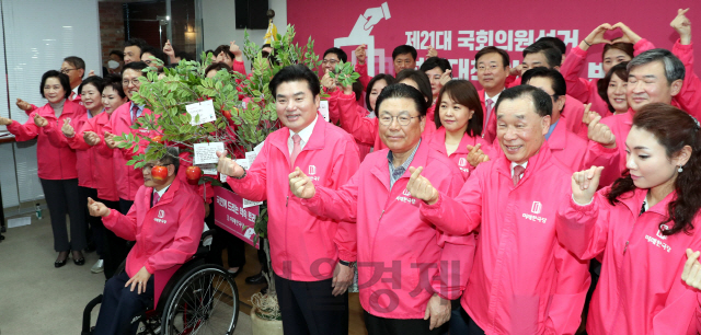 31일 서울 영등포구 여의도 미래한국당 당사에서 열린 선거대책위원회 발대식에서 원유철 대표와 참석자들이 기념촬영을 하고 있다./권욱기자 2020.3.31