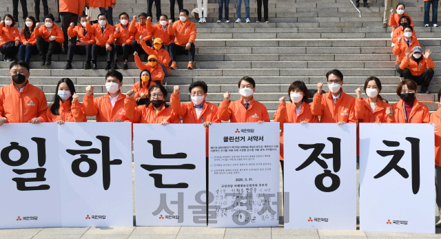 안철수 국민의당 대표가 31일 서울 여의도 국회 본청 계단 앞에서 열린 선거대책위원회 출범식에서 마스크를 벗고 있다./권욱기자 2020.3.31