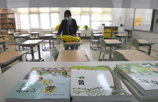 31일 서울 강남구 개포동의 한 초등학교 1학년 담임교사가 텅 빈 교실에서 학용품 주머니를 정리하고 있다./이호재기자