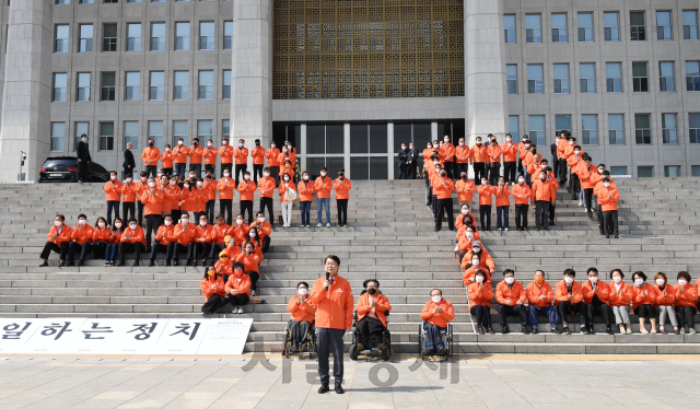 안철수 국민의당 대표가 31일 서울 여의도 국회 본청 계단 앞에서 열린 선거대책위원회 출범식에서 인사말을 하고 있다./권욱기자 2020.3.31