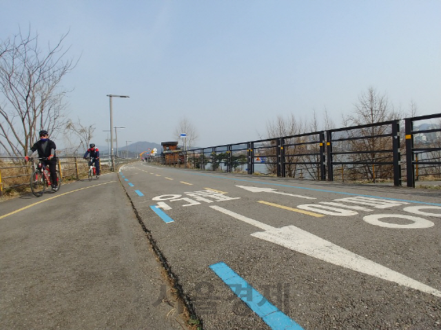 북한강과 남한강이 만나는 두물머리 인근 자전거도로.