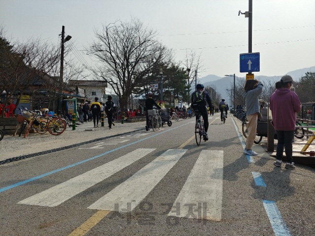 자전거도로 남한강코스 중간 중간에 마련된 휴게 공간에 많은 나들이객들이 모여 있다.