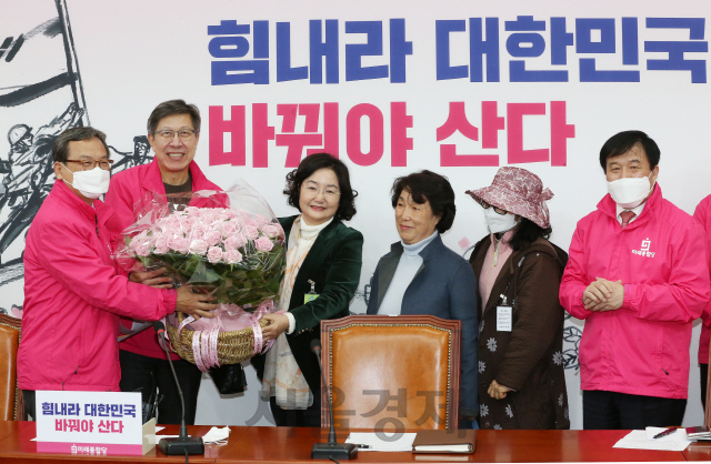 분홍색 장미 받은 박형준, 신세돈 공동선거대책위원장