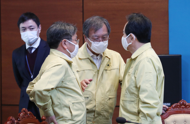 정세균 총리(오른쪽)가 31일 청와대에서 열린 국무회의에서 참석자들과 대화하고 있다./연합뉴스