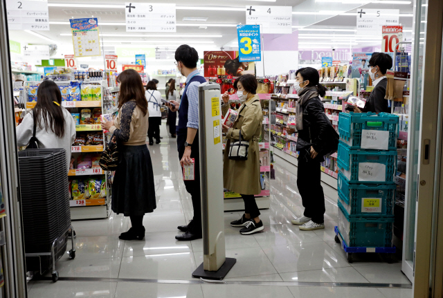 일본 도쿄에서도 코로나19 확진자가 급증하며 도시봉쇄 우려가 커진 가운데 26일 한 식료품 가게에서 계산하려는 소비자들이 길게 줄을 서 있다. /도쿄=로이터연합뉴스