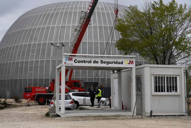 스페인 마드리드에서 코로나19 사망자들의 시신을 안치하기 위해 제2 임시 영안실로 활용될 유휴시설물 앞에서 29일(현지시간) 인부들이 대화하고 있다. /마드리드=AFP연합뉴스