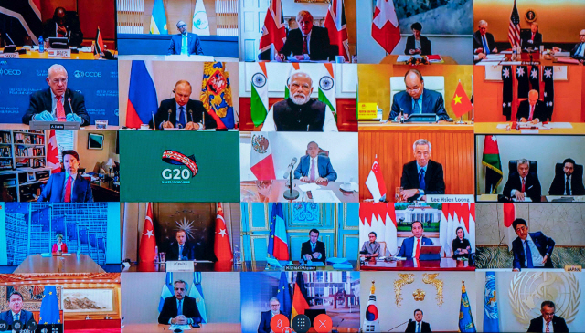 지난 26일(현지시간) 코로나19에 공동 대응하기 위해 G20 정상들이 사상 최초로 화상회의를 진행하고 있다.   /로마=AFP연합뉴스