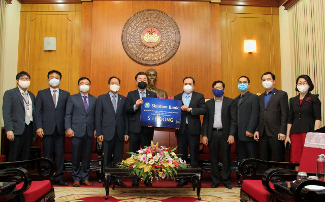 신한베트남은행, 베트남정부에 50억동 기부