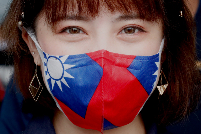 지난 3월30일 대만 북부 타오위안의 한 의약품 생산 공장에서 한 직원이 대만(중화민국) 국기가 그려진 마스크를 쓰고 있다. 이날 차이잉원 총통이 공장을 방문해 직원들을 격려했다.  /EPA연합뉴스
