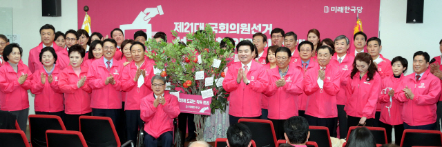 31일 서울 영등포구 여의도 미래한국당 당사에서 열린 선거대책위원회 발대식에서 원유철 대표와 참석자들이 기념촬영을 위해 포즈를 취하고 있다./권욱기자