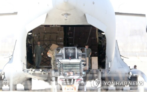 지난 27일 인천국제공항에서 북대서양조약기구(NATO)의 수송기에 루마니아로 향할 한국산 방호복과 코로나19 진단키트를 싣고 있다. /연합뉴스