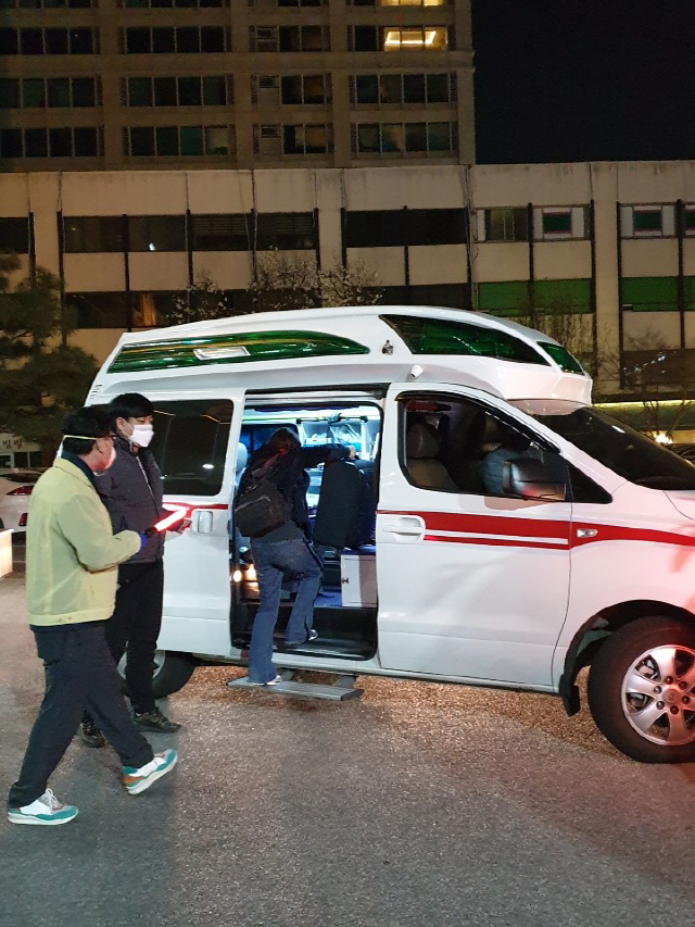 서울 강남구에 거주지를 둔 해외 입국자들이 강남구보건소에서 검체검사 후 구청에서 마련한 앰뷸런스를 이용해 자택으로 이동하고 있다./사진제공=강남구