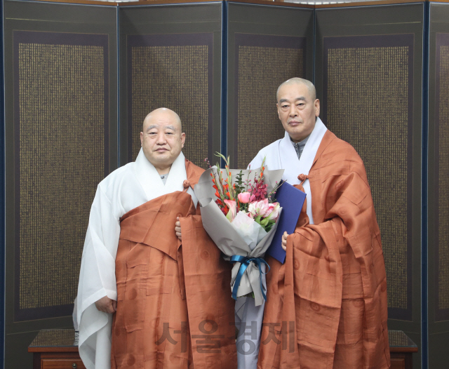 1일 대한불교조계종 총무원장 원행(사진 왼쪽)스님이 법주사 주지에 정도(사진 오른쪽)스님을 임명하고 기념사진을 찍고 있다./사진=대한불교조계종