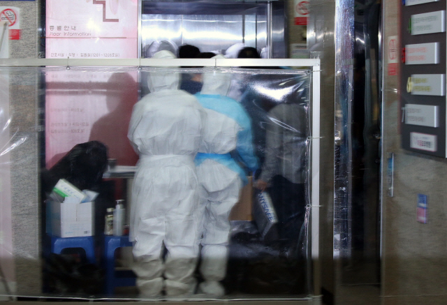 27일 대구시 달성군 다사읍 제이미주병원에서 방호복을 입은 의료진이 분주히 오가고 있다./대구=연합뉴스