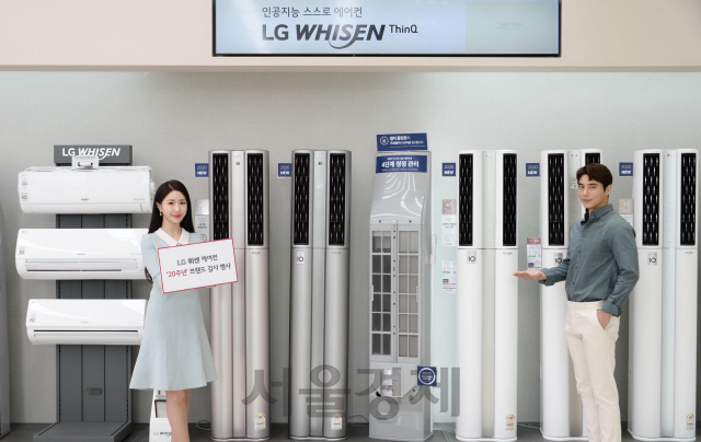 LG전자 모델들이 에어컨 신제품을 소개하고 있다. LG전자는 ‘LG 휘센’ 브랜드 런칭 20주년을 맞아 이달말까지 캐시백 등을 제공하는 고객 감사 행사를 진행한다./사진제공=LG전자