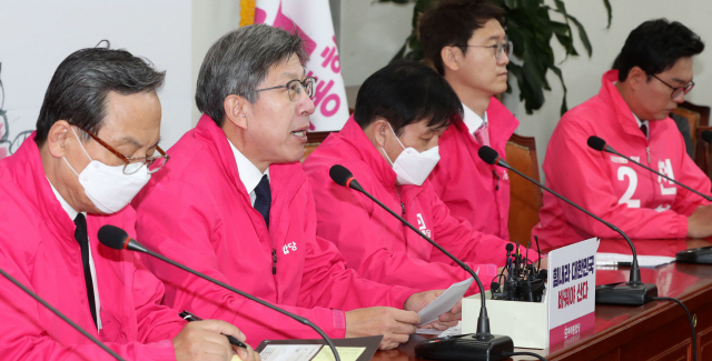 박형준(왼쪽 두번째) 미래통합당 공동선대위원장이 1일 오전 서울 여의도 국회에서 열린 선거대책회의에서 발언하고 있다. /권욱기자