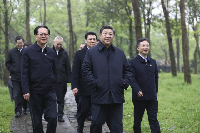 중국 저장성을 순시중인 시진핑 중국 국가주석 일행이 항저우의 시시국립습지공원을 둘러보고 있다. /신화연합뉴스