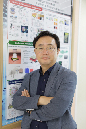 김상우 성균관대 교수가 연구실에서 포즈를 취하고 있다.