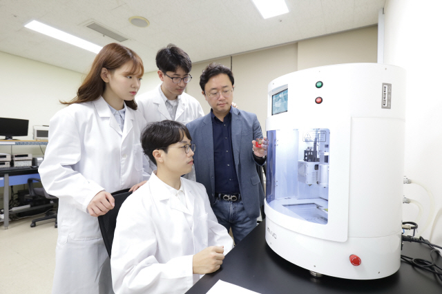 김상우(오른쪽) 성균관대 교수가 연구팀과 같이 에너지 하베스팅 기술에 관해 논하고 있다. /사진제공=한국연구재단