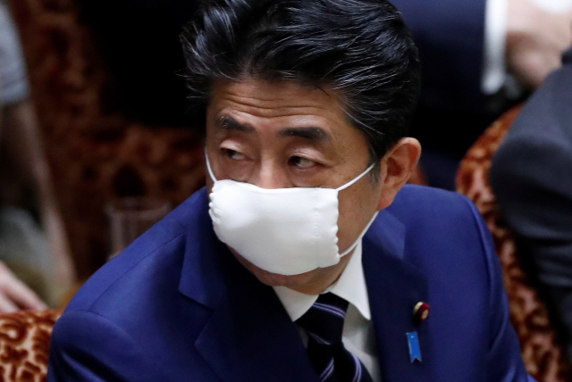 아베 신조 일본 총리가 1일 마스크를 착용한 채 참의원 결산위원회에 참석했다. /도쿄=로이터연합뉴스