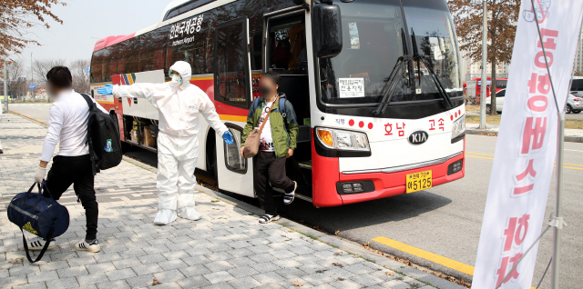 1일 오후 전북도에 주소를 둔 해외입국자들이 인천공항에서 버스를 타고 이동해 전주월드컵경기장 주차장에 내리고 있다. /전주=연합뉴스