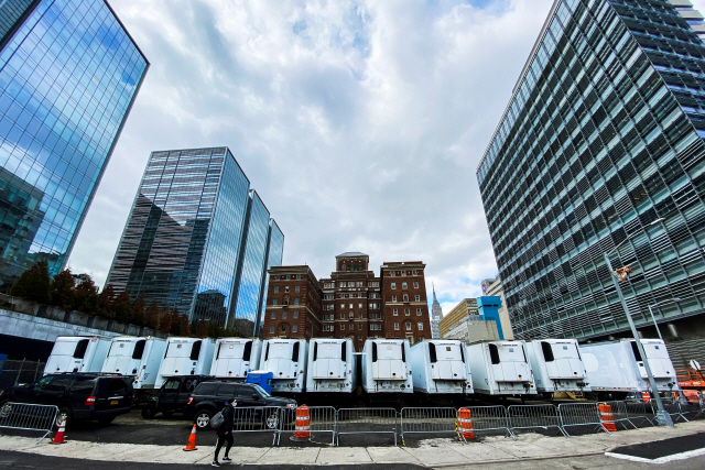 31일(현지시간) 미국 뉴욕 맨해튼의 밸뷰 병원 밖에 임시 영안실로 사용되는 냉동트럭이 한 줄로 늘어서 있다. /뉴욕=로이터연합뉴스