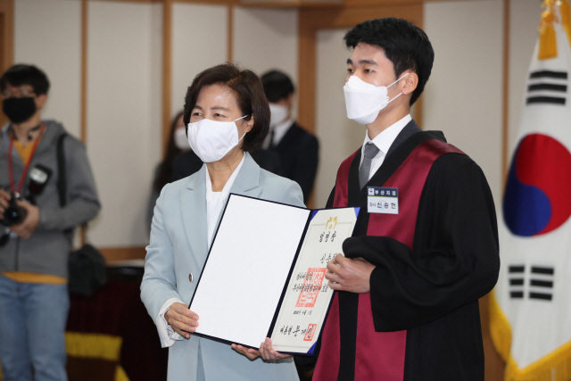 신임검사 임관식서… 윤석열은 '사회적 약자 보호' 추미애 '검찰개혁' 강조 눈길