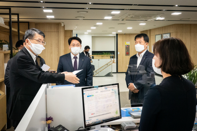 은성수, 시중은행 지점 방문…'금융지원' 현장 점검