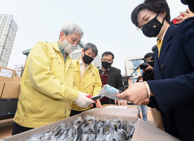 곽상욱(왼쪽) 오산시장이 1일 학생들에게 나눠줄 ‘따숨마스크’를 살펴보고 있다. /사진제공=오산시