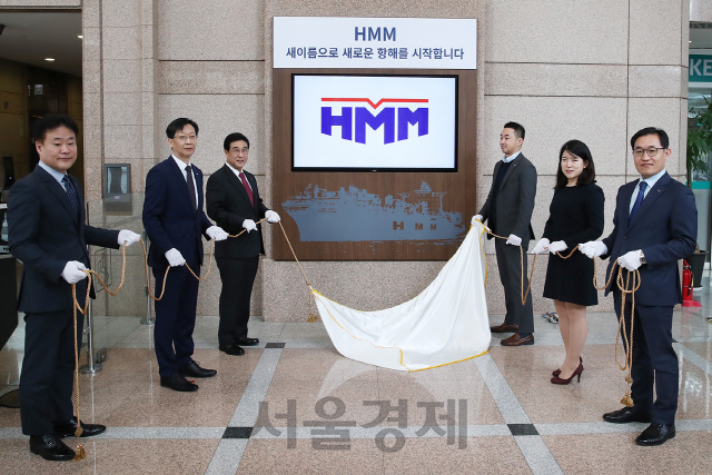 HMM은 1일 서울 종로구 율곡로 사옥 1층 로비에서 ‘HMM 사명 선포식’을 개최했다. 배재훈(왼쪽 세번째) HMM 사장과 우영수(〃 네번째) 노조위원장 등이 HMM 사명 제막식 이후 기념촬영을 하고 있다. /사진제공=HMM
