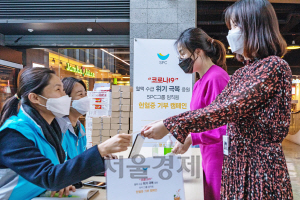 SPC그룹 임직원들이 서울 양재동 본사에서 헌혈증을 기부하고 있다./사진제공=SPC그룹