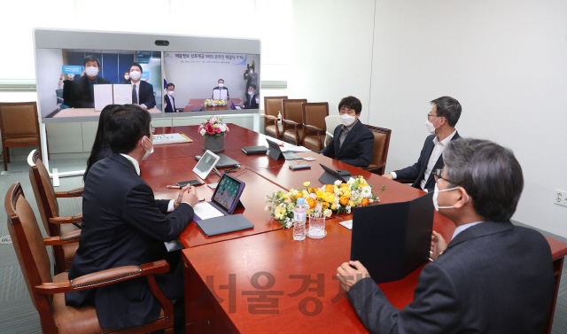 한국토지주택공사(LH) 관계자가 (주)스테이션3 담당자와 함께 지난 1일 온라인 협약식을 맺고 있다./사진제공=LH