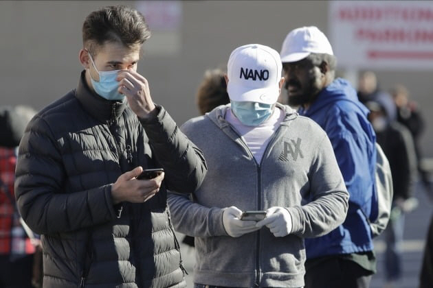 뉴욕시민들이 마스크를 착용하고 있다. /사진=AP 연합뉴스