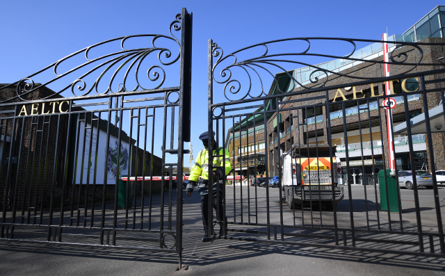 올잉글랜드 테니스클럽 보안요원이 2일(한국시간) 철문을 닫고 있다. /런던=EPA연합뉴스