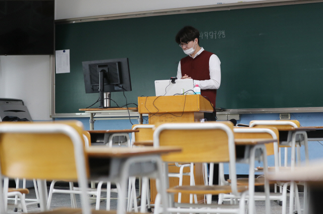 지난 1일 오전 광주 북구 서강고등학교에서 교사가 온라인 시범 수업을 하고 있다. /광주=연합뉴스