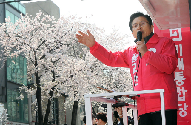 제21대 국회의원 선거운동이 시작된 2일 서울 종로구 청운효자동 골목에서 종로에 출마한 미래통합당 황교안 대표가 유세차를 타고 지지를 호소하고 있다. /연합뉴스